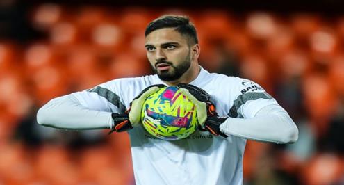 "سينضم بداية من 2025".. رومانو: ليفربول يحسم صفقة مامارداشفيلي حارس فالنسيا 